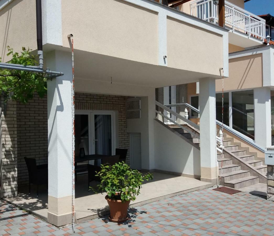 Apartman Luka リヴノ エクステリア 写真